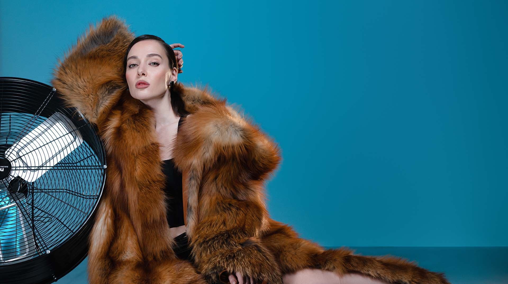 Девушка позирует в коричневой шубе